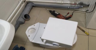 Установка напольного унитаза в Елабуге: монтаж под ключ от СантехДомЛбг от 5238 рублей.